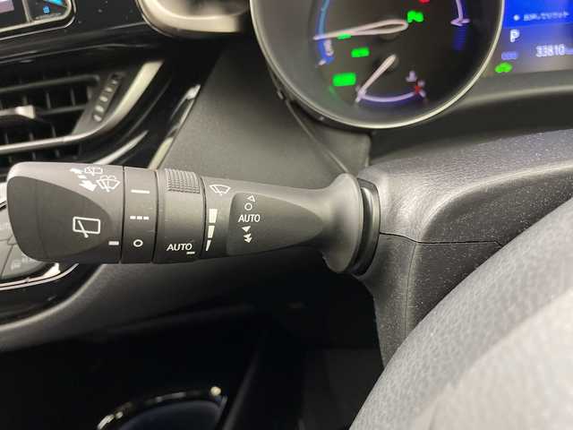 トヨタ Ｃ－ＨＲ G 岐阜県 2017(平29)年 3.4万km ホワイトパールクリスタルシャイン 社外ナビゲーション(AVIC-CW900)/CD DVD/SD/AM FM/USB/AUX/革巻きステアリング/ステアリングリモコン/LEDヘッドライト/オートライト/オートハイビーム/ハーフレザーシート/シートヒーター(D/N)席/ワイパーデアイサー/電動サイドブレーキ/オートホールド機能/トヨタセーフティセンス/レーンデパーチャーアラート（操舵支援あり）/ふらつき警報/プリクラッシュセーフティ/ブラインドスポットビューモニター/リアクロストラフィックアラート/横滑り防止装置