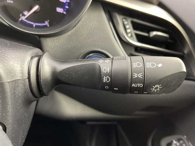 トヨタ Ｃ－ＨＲ G 岐阜県 2017(平29)年 3.4万km ホワイトパールクリスタルシャイン 社外ナビゲーション(AVIC-CW900)/CD DVD/SD/AM FM/USB/AUX/革巻きステアリング/ステアリングリモコン/LEDヘッドライト/オートライト/オートハイビーム/ハーフレザーシート/シートヒーター(D/N)席/ワイパーデアイサー/電動サイドブレーキ/オートホールド機能/トヨタセーフティセンス/レーンデパーチャーアラート（操舵支援あり）/ふらつき警報/プリクラッシュセーフティ/ブラインドスポットビューモニター/リアクロストラフィックアラート/横滑り防止装置