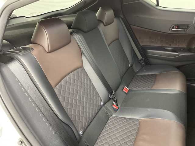 トヨタ Ｃ－ＨＲ G 岐阜県 2017(平29)年 3.4万km ホワイトパールクリスタルシャイン 社外ナビゲーション(AVIC-CW900)/CD DVD/SD/AM FM/USB/AUX/革巻きステアリング/ステアリングリモコン/LEDヘッドライト/オートライト/オートハイビーム/ハーフレザーシート/シートヒーター(D/N)席/ワイパーデアイサー/電動サイドブレーキ/オートホールド機能/トヨタセーフティセンス/レーンデパーチャーアラート（操舵支援あり）/ふらつき警報/プリクラッシュセーフティ/ブラインドスポットビューモニター/リアクロストラフィックアラート/横滑り防止装置