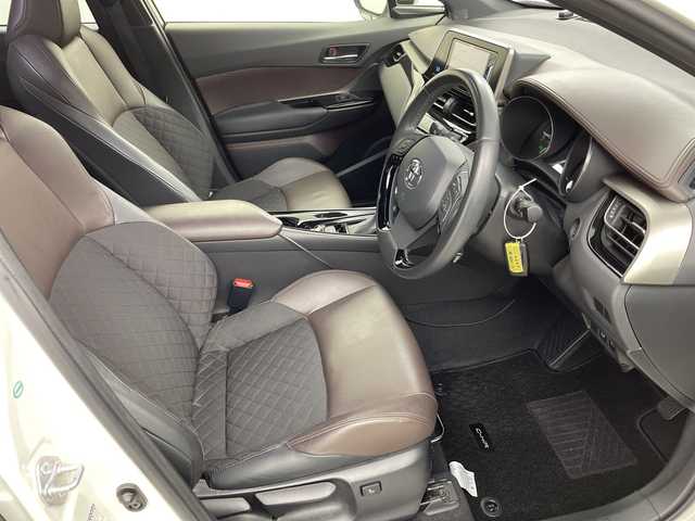 トヨタ Ｃ－ＨＲ G 岐阜県 2017(平29)年 3.4万km ホワイトパールクリスタルシャイン 社外ナビゲーション(AVIC-CW900)/CD DVD/SD/AM FM/USB/AUX/革巻きステアリング/ステアリングリモコン/LEDヘッドライト/オートライト/オートハイビーム/ハーフレザーシート/シートヒーター(D/N)席/ワイパーデアイサー/電動サイドブレーキ/オートホールド機能/トヨタセーフティセンス/レーンデパーチャーアラート（操舵支援あり）/ふらつき警報/プリクラッシュセーフティ/ブラインドスポットビューモニター/リアクロストラフィックアラート/横滑り防止装置