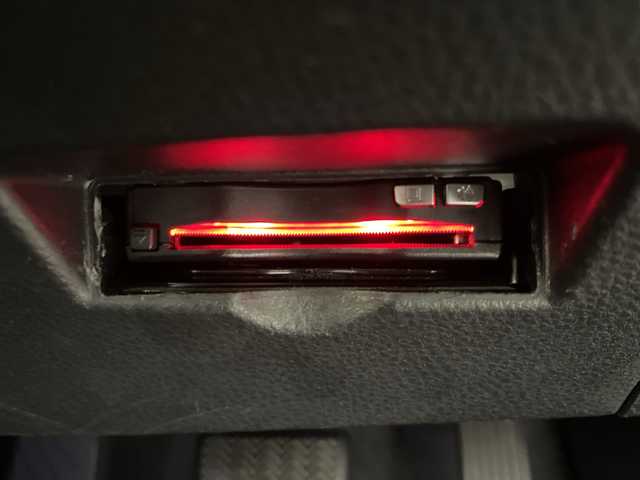 トヨタ Ｃ－ＨＲ G 岐阜県 2017(平29)年 3.4万km ホワイトパールクリスタルシャイン 社外ナビゲーション(AVIC-CW900)/CD DVD/SD/AM FM/USB/AUX/革巻きステアリング/ステアリングリモコン/LEDヘッドライト/オートライト/オートハイビーム/ハーフレザーシート/シートヒーター(D/N)席/ワイパーデアイサー/電動サイドブレーキ/オートホールド機能/トヨタセーフティセンス/レーンデパーチャーアラート（操舵支援あり）/ふらつき警報/プリクラッシュセーフティ/ブラインドスポットビューモニター/リアクロストラフィックアラート/横滑り防止装置