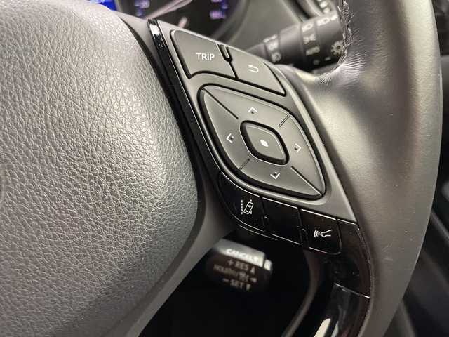 トヨタ Ｃ－ＨＲ G 岐阜県 2017(平29)年 3.4万km ホワイトパールクリスタルシャイン 社外ナビゲーション(AVIC-CW900)/CD DVD/SD/AM FM/USB/AUX/革巻きステアリング/ステアリングリモコン/LEDヘッドライト/オートライト/オートハイビーム/ハーフレザーシート/シートヒーター(D/N)席/ワイパーデアイサー/電動サイドブレーキ/オートホールド機能/トヨタセーフティセンス/レーンデパーチャーアラート（操舵支援あり）/ふらつき警報/プリクラッシュセーフティ/ブラインドスポットビューモニター/リアクロストラフィックアラート/横滑り防止装置