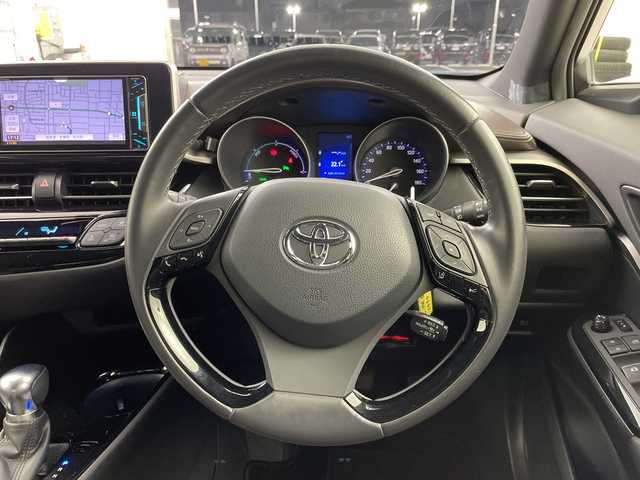 トヨタ Ｃ－ＨＲ G 岐阜県 2017(平29)年 3.4万km ホワイトパールクリスタルシャイン 社外ナビゲーション(AVIC-CW900)/CD DVD/SD/AM FM/USB/AUX/革巻きステアリング/ステアリングリモコン/LEDヘッドライト/オートライト/オートハイビーム/ハーフレザーシート/シートヒーター(D/N)席/ワイパーデアイサー/電動サイドブレーキ/オートホールド機能/トヨタセーフティセンス/レーンデパーチャーアラート（操舵支援あり）/ふらつき警報/プリクラッシュセーフティ/ブラインドスポットビューモニター/リアクロストラフィックアラート/横滑り防止装置