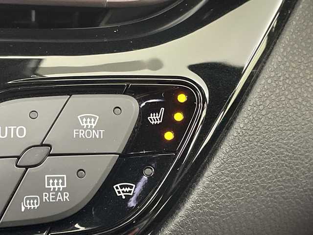 トヨタ Ｃ－ＨＲ G 岐阜県 2017(平29)年 3.4万km ホワイトパールクリスタルシャイン 社外ナビゲーション(AVIC-CW900)/CD DVD/SD/AM FM/USB/AUX/革巻きステアリング/ステアリングリモコン/LEDヘッドライト/オートライト/オートハイビーム/ハーフレザーシート/シートヒーター(D/N)席/ワイパーデアイサー/電動サイドブレーキ/オートホールド機能/トヨタセーフティセンス/レーンデパーチャーアラート（操舵支援あり）/ふらつき警報/プリクラッシュセーフティ/ブラインドスポットビューモニター/リアクロストラフィックアラート/横滑り防止装置