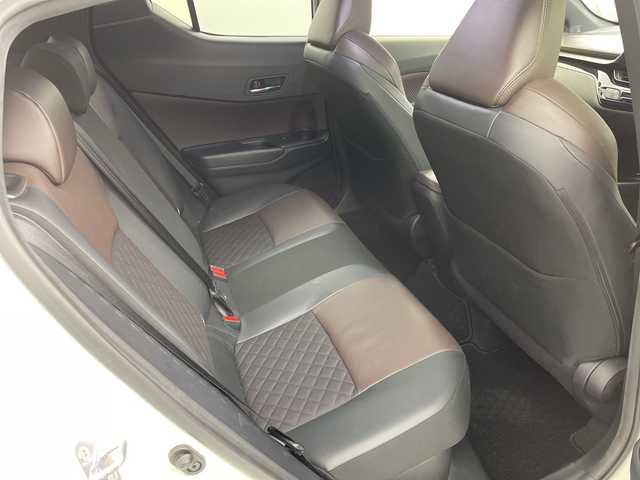 トヨタ Ｃ－ＨＲ G 岐阜県 2017(平29)年 3.4万km ホワイトパールクリスタルシャイン 社外ナビゲーション(AVIC-CW900)/CD DVD/SD/AM FM/USB/AUX/革巻きステアリング/ステアリングリモコン/LEDヘッドライト/オートライト/オートハイビーム/ハーフレザーシート/シートヒーター(D/N)席/ワイパーデアイサー/電動サイドブレーキ/オートホールド機能/トヨタセーフティセンス/レーンデパーチャーアラート（操舵支援あり）/ふらつき警報/プリクラッシュセーフティ/ブラインドスポットビューモニター/リアクロストラフィックアラート/横滑り防止装置