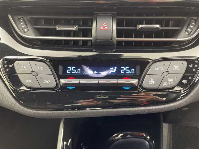 トヨタ Ｃ－ＨＲ G 岐阜県 2017(平29)年 3.4万km ホワイトパールクリスタルシャイン 社外ナビゲーション(AVIC-CW900)/CD DVD/SD/AM FM/USB/AUX/革巻きステアリング/ステアリングリモコン/LEDヘッドライト/オートライト/オートハイビーム/ハーフレザーシート/シートヒーター(D/N)席/ワイパーデアイサー/電動サイドブレーキ/オートホールド機能/トヨタセーフティセンス/レーンデパーチャーアラート（操舵支援あり）/ふらつき警報/プリクラッシュセーフティ/ブラインドスポットビューモニター/リアクロストラフィックアラート/横滑り防止装置