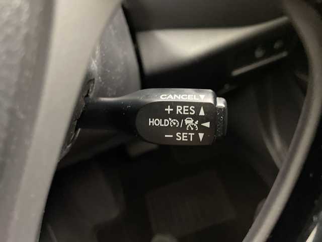 トヨタ Ｃ－ＨＲ G 岐阜県 2017(平29)年 3.4万km ホワイトパールクリスタルシャイン 社外ナビゲーション(AVIC-CW900)/CD DVD/SD/AM FM/USB/AUX/革巻きステアリング/ステアリングリモコン/LEDヘッドライト/オートライト/オートハイビーム/ハーフレザーシート/シートヒーター(D/N)席/ワイパーデアイサー/電動サイドブレーキ/オートホールド機能/トヨタセーフティセンス/レーンデパーチャーアラート（操舵支援あり）/ふらつき警報/プリクラッシュセーフティ/ブラインドスポットビューモニター/リアクロストラフィックアラート/横滑り防止装置