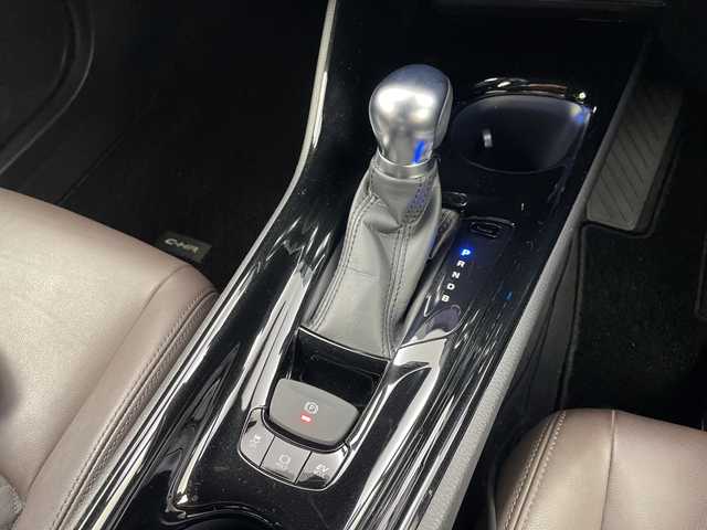 トヨタ Ｃ－ＨＲ G 岐阜県 2017(平29)年 3.4万km ホワイトパールクリスタルシャイン 社外ナビゲーション(AVIC-CW900)/CD DVD/SD/AM FM/USB/AUX/革巻きステアリング/ステアリングリモコン/LEDヘッドライト/オートライト/オートハイビーム/ハーフレザーシート/シートヒーター(D/N)席/ワイパーデアイサー/電動サイドブレーキ/オートホールド機能/トヨタセーフティセンス/レーンデパーチャーアラート（操舵支援あり）/ふらつき警報/プリクラッシュセーフティ/ブラインドスポットビューモニター/リアクロストラフィックアラート/横滑り防止装置