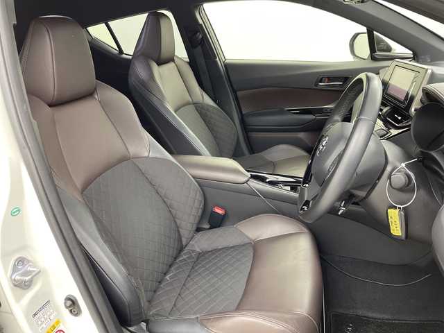 トヨタ Ｃ－ＨＲ G 岐阜県 2017(平29)年 3.4万km ホワイトパールクリスタルシャイン 社外ナビゲーション(AVIC-CW900)/CD DVD/SD/AM FM/USB/AUX/革巻きステアリング/ステアリングリモコン/LEDヘッドライト/オートライト/オートハイビーム/ハーフレザーシート/シートヒーター(D/N)席/ワイパーデアイサー/電動サイドブレーキ/オートホールド機能/トヨタセーフティセンス/レーンデパーチャーアラート（操舵支援あり）/ふらつき警報/プリクラッシュセーフティ/ブラインドスポットビューモニター/リアクロストラフィックアラート/横滑り防止装置