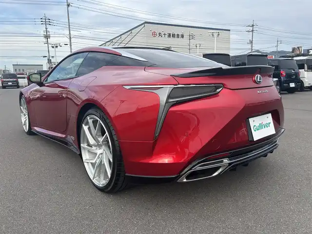 レクサス ＬＣ 500h Lパッケージ 岡山県 2017(平29)年 4.2万km ラディアントレッドコントラストレイヤリング 登録時走行距離41792km/TRDフルエアロ/サンルーフ/マークレビンソン/純正12.3インチナビ/フルセグTV(AM/FM/CD/DVD/Bluetooth)/バックカメラ/ビルトインETC2.0/ヘッドアップディスプレイ/レクサスセーフティシステム＋/・ブラインドスポットモニター/・プリクラッシュセーフティ/・レーントレーシングアシスト/・レーダークルーズコントロール/・オートマチックハイビーム/アイドリングストップ/D/N席シートヒーター/D/N席ベンチレーション/本革シート/純正フロアマット/22インチ社外AW