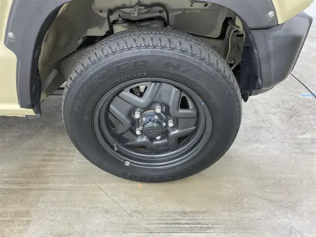 スズキ ジムニー XL 岡山県 2019(平31)年 4.9万km シフォンアイボリーM 純正8インチナビ（CN-RZ843）/・FM/AM/Bluetooth/フルセグ/CD/DVD/バックカメラ/シートヒーター/ETC/社外フロントグリル/スズキセーフティーサポート/・衝突軽減ブレーキ/・車線逸脱警報/・オートハイビーム/オートライト/・フォグライト/オートエアコン/純正フロアマット/背面タイヤ/スマートキー