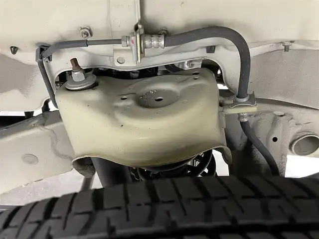 スズキ ジムニー XL 岡山県 2019(平31)年 4.9万km シフォンアイボリーM 純正8インチナビ（CN-RZ843）/・FM/AM/Bluetooth/フルセグ/CD/DVD/バックカメラ/シートヒーター/ETC/社外フロントグリル/スズキセーフティーサポート/・衝突軽減ブレーキ/・車線逸脱警報/・オートハイビーム/オートライト/・フォグライト/オートエアコン/純正フロアマット/背面タイヤ/スマートキー