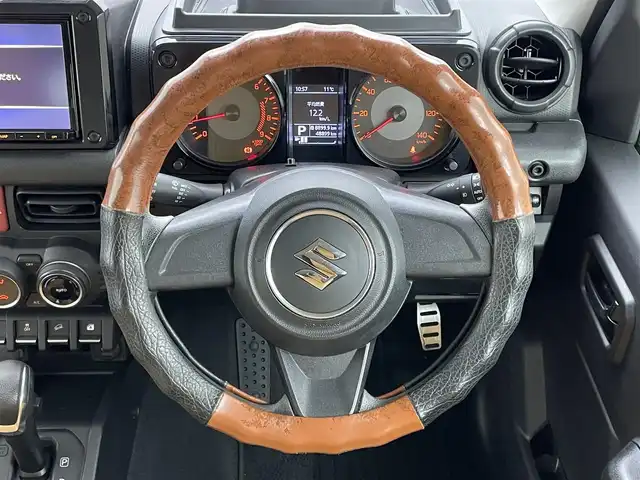 スズキ ジムニー XL 岡山県 2019(平31)年 4.9万km シフォンアイボリーM 純正8インチナビ（CN-RZ843）/・FM/AM/Bluetooth/フルセグ/CD/DVD/バックカメラ/シートヒーター/ETC/社外フロントグリル/スズキセーフティーサポート/・衝突軽減ブレーキ/・車線逸脱警報/・オートハイビーム/オートライト/・フォグライト/オートエアコン/純正フロアマット/背面タイヤ/スマートキー