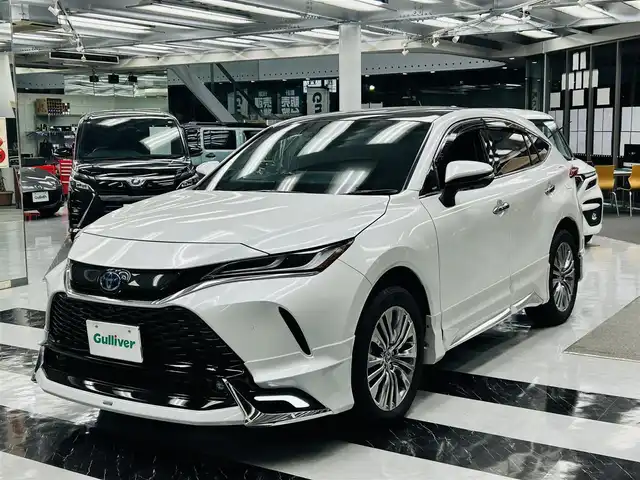 トヨタ ハリアー ハイブリッド Z レザーパッケージ 千葉県 2024(令6)年 0.5万km プラチナホワイトパールマイカ ワンオーナー/12.3インチディスプレイオーディオ(JBL)/AM/FM/Bluetooth/フルセグTV/TVキット/パノラミックビューモニター/パノラマルーフ/モデリスタフルエアロ/・PHV用フロントグリル/モデリスタ　バックドアスポイラー/デジタルインナーミラー/TRD GRスポーツサイドバイザー/黒本革シート（ベンチレーション・シートヒーター）/ビルトインETC2.0/純正19インチAW/ブラインドスポットモニター/レーダークルーズコントロール/衝突軽減ブレーキ/レーンキープアシスト/オートハイビーム/LEDヘッドライト/レクサスペダル&シフトレバー/社外ステアリング/LEDフォグランプ/Clazzio フロアマット/社外ラゲッジマット/取扱説明書/保証書/スペアキー（スマートキー）