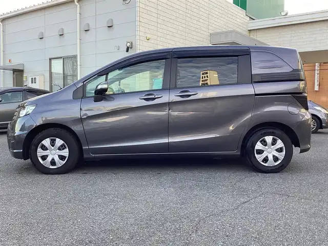 ホンダ フリード スパイク G ジャストセレクション 大阪府 2013(平25)年 13.1万km モダンスティールM ワンオーナー/社外SDナビ・フルセグTV・/　　ＣＤ・DVD・Bluetooth/両側パワースライドドア/ＨＩＤオートヘッドライト/スマートキー2個/バックカメラ/スカイルーフ/ビルトインＥＴＣ/ステアリングスイッチ/ヒルスタートアシスト/電動格納ウインカーミラー