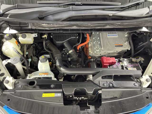 日産 セレナ e－パワー ハイウェイスター V 神奈川県 2019(平31)年 6.3万km ブリリアントホワイトパール 2トーン プロパイロット/純正9インチナビ/・BT/フルセグTV/CD/DVD/USB/アラウンドビューモニター/純正フリップダウンモニター/防水シート/シートヒーター(D/N)/両側電動ドア/電動サイドブレーキ/オートブレーキホールド/パーキングアシスト/インテリジェントルームミラー/ETC/前後ドライブレコーダー/革巻きステアリング/ステアリングスイッチ/ステアリングヒーター/Autoライト/インテリジェントキー/プッシュスタートボタン/電動格納ミラー/ウィンカーミラー/LEDヘッドライト/フォグランプ/純正フロアマット/純正ドアバイザー/純正15インチアルミホイール