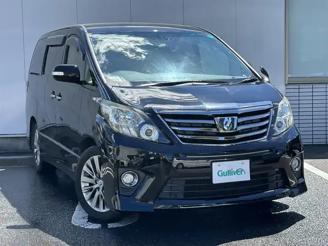 トヨタ アルファード 240S タイプゴールド 三重県 2012(平24)年 6.5万km ブラック 9インチナビ（アルパイン:Bluetooth/CD/DVD/AM/FM/SD）/フリップダウンモニター（アルパイン）/バックカメラ/ドライブレコーダー/ETC/パワースライドドア（運転席側/助手席側）/パワーバックドア/車名ロゴ入ゴールドスカッフプレート/リバース連動機能付ボディ同色電動オート格納ドアミラー/ウィンカーミラー/3列シート（7人乗り）/ハーフレザー/クルーズコントロール/HIDヘッドランプ/オートライト/フロントフォグランプ/ツヤ有ブラック木目調/革巻きコンビステアリングホイール/ツヤ有ブラック木木目調加飾付シャンパンゴールドインパネ/ツヤ有ブラック木目調加飾付き回転式センターコンソールボックス/足元照明（助手席/運転席）/シルバーエンブレム付スモークメッキ加飾無塗装フロントグリル/開口部台形無塗装横桟フロントエアロバンパー/スモークメッキリング付スポーツタイプフロントフォグランプ/サイドクラッディングパネル/リアスポイラー/リアエアロバンパー/スモークレンズ/LEDリアコンビネーションランプ/スモークメッキバックドアガーニッシュ/マフラーカッター/スペアキー
