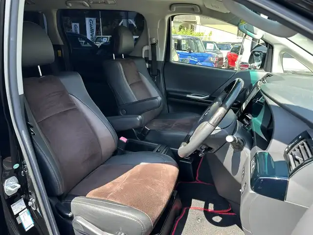 トヨタ アルファード 240S タイプゴールド 三重県 2012(平24)年 6.5万km ブラック 9インチナビ（アルパイン:Bluetooth/CD/DVD/AM/FM/SD）/フリップダウンモニター（アルパイン）/バックカメラ/ドライブレコーダー/ETC/パワースライドドア（運転席側/助手席側）/パワーバックドア/車名ロゴ入ゴールドスカッフプレート/リバース連動機能付ボディ同色電動オート格納ドアミラー/ウィンカーミラー/3列シート（7人乗り）/ハーフレザー/クルーズコントロール/HIDヘッドランプ/オートライト/フロントフォグランプ/ツヤ有ブラック木目調/革巻きコンビステアリングホイール/ツヤ有ブラック木木目調加飾付シャンパンゴールドインパネ/ツヤ有ブラック木目調加飾付き回転式センターコンソールボックス/足元照明（助手席/運転席）/シルバーエンブレム付スモークメッキ加飾無塗装フロントグリル/開口部台形無塗装横桟フロントエアロバンパー/スモークメッキリング付スポーツタイプフロントフォグランプ/サイドクラッディングパネル/リアスポイラー/リアエアロバンパー/スモークレンズ/LEDリアコンビネーションランプ/スモークメッキバックドアガーニッシュ/マフラーカッター/スペアキー
