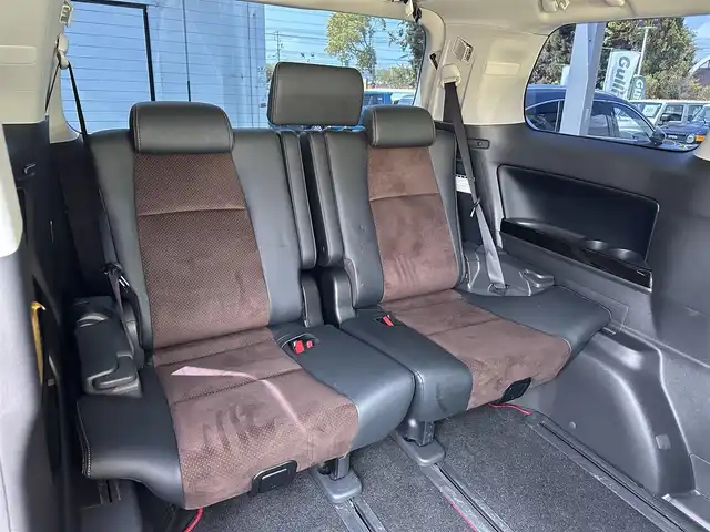 トヨタ アルファード 240S タイプゴールド 三重県 2012(平24)年 6.5万km ブラック 9インチナビ（アルパイン:Bluetooth/CD/DVD/AM/FM/SD）/フリップダウンモニター（アルパイン）/バックカメラ/ドライブレコーダー/ETC/パワースライドドア（運転席側/助手席側）/パワーバックドア/車名ロゴ入ゴールドスカッフプレート/リバース連動機能付ボディ同色電動オート格納ドアミラー/ウィンカーミラー/3列シート（7人乗り）/ハーフレザー/クルーズコントロール/HIDヘッドランプ/オートライト/フロントフォグランプ/ツヤ有ブラック木目調/革巻きコンビステアリングホイール/ツヤ有ブラック木木目調加飾付シャンパンゴールドインパネ/ツヤ有ブラック木目調加飾付き回転式センターコンソールボックス/足元照明（助手席/運転席）/シルバーエンブレム付スモークメッキ加飾無塗装フロントグリル/開口部台形無塗装横桟フロントエアロバンパー/スモークメッキリング付スポーツタイプフロントフォグランプ/サイドクラッディングパネル/リアスポイラー/リアエアロバンパー/スモークレンズ/LEDリアコンビネーションランプ/スモークメッキバックドアガーニッシュ/マフラーカッター/スペアキー