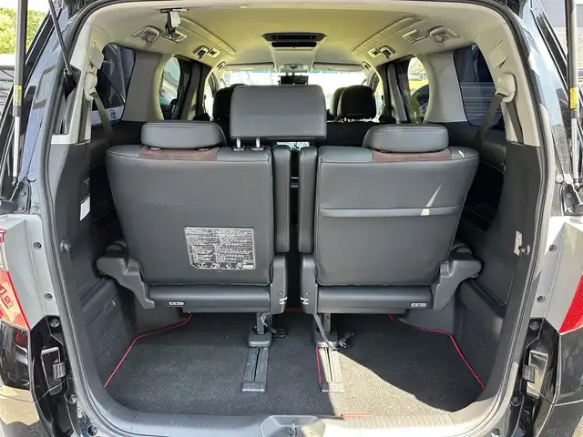 トヨタ アルファード 240S タイプゴールド 三重県 2012(平24)年 6.5万km ブラック 9インチナビ（アルパイン:Bluetooth/CD/DVD/AM/FM/SD）/フリップダウンモニター（アルパイン）/バックカメラ/ドライブレコーダー/ETC/パワースライドドア（運転席側/助手席側）/パワーバックドア/車名ロゴ入ゴールドスカッフプレート/リバース連動機能付ボディ同色電動オート格納ドアミラー/ウィンカーミラー/3列シート（7人乗り）/ハーフレザー/クルーズコントロール/HIDヘッドランプ/オートライト/フロントフォグランプ/ツヤ有ブラック木目調/革巻きコンビステアリングホイール/ツヤ有ブラック木木目調加飾付シャンパンゴールドインパネ/ツヤ有ブラック木目調加飾付き回転式センターコンソールボックス/足元照明（助手席/運転席）/シルバーエンブレム付スモークメッキ加飾無塗装フロントグリル/開口部台形無塗装横桟フロントエアロバンパー/スモークメッキリング付スポーツタイプフロントフォグランプ/サイドクラッディングパネル/リアスポイラー/リアエアロバンパー/スモークレンズ/LEDリアコンビネーションランプ/スモークメッキバックドアガーニッシュ/マフラーカッター/スペアキー