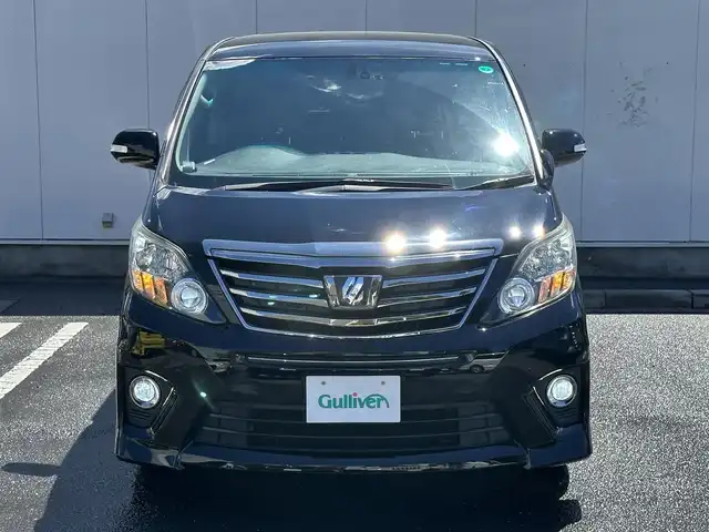 トヨタ アルファード 240S タイプゴールド 三重県 2012(平24)年 6.5万km ブラック 9インチナビ（アルパイン:Bluetooth/CD/DVD/AM/FM/SD）/フリップダウンモニター（アルパイン）/バックカメラ/ドライブレコーダー/ETC/パワースライドドア（運転席側/助手席側）/パワーバックドア/車名ロゴ入ゴールドスカッフプレート/リバース連動機能付ボディ同色電動オート格納ドアミラー/ウィンカーミラー/3列シート（7人乗り）/ハーフレザー/クルーズコントロール/HIDヘッドランプ/オートライト/フロントフォグランプ/ツヤ有ブラック木目調/革巻きコンビステアリングホイール/ツヤ有ブラック木木目調加飾付シャンパンゴールドインパネ/ツヤ有ブラック木目調加飾付き回転式センターコンソールボックス/足元照明（助手席/運転席）/シルバーエンブレム付スモークメッキ加飾無塗装フロントグリル/開口部台形無塗装横桟フロントエアロバンパー/スモークメッキリング付スポーツタイプフロントフォグランプ/サイドクラッディングパネル/リアスポイラー/リアエアロバンパー/スモークレンズ/LEDリアコンビネーションランプ/スモークメッキバックドアガーニッシュ/マフラーカッター/スペアキー