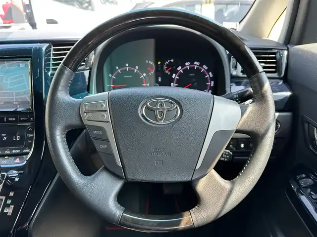 トヨタ アルファード 240S タイプゴールド 三重県 2012(平24)年 6.5万km ブラック 9インチナビ（アルパイン:Bluetooth/CD/DVD/AM/FM/SD）/フリップダウンモニター（アルパイン）/バックカメラ/ドライブレコーダー/ETC/パワースライドドア（運転席側/助手席側）/パワーバックドア/車名ロゴ入ゴールドスカッフプレート/リバース連動機能付ボディ同色電動オート格納ドアミラー/ウィンカーミラー/3列シート（7人乗り）/ハーフレザー/クルーズコントロール/HIDヘッドランプ/オートライト/フロントフォグランプ/ツヤ有ブラック木目調/革巻きコンビステアリングホイール/ツヤ有ブラック木木目調加飾付シャンパンゴールドインパネ/ツヤ有ブラック木目調加飾付き回転式センターコンソールボックス/足元照明（助手席/運転席）/シルバーエンブレム付スモークメッキ加飾無塗装フロントグリル/開口部台形無塗装横桟フロントエアロバンパー/スモークメッキリング付スポーツタイプフロントフォグランプ/サイドクラッディングパネル/リアスポイラー/リアエアロバンパー/スモークレンズ/LEDリアコンビネーションランプ/スモークメッキバックドアガーニッシュ/マフラーカッター/スペアキー