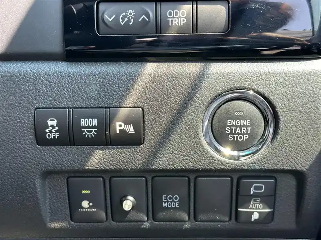 トヨタ アルファード 240S タイプゴールド 三重県 2012(平24)年 6.5万km ブラック 9インチナビ（アルパイン:Bluetooth/CD/DVD/AM/FM/SD）/フリップダウンモニター（アルパイン）/バックカメラ/ドライブレコーダー/ETC/パワースライドドア（運転席側/助手席側）/パワーバックドア/車名ロゴ入ゴールドスカッフプレート/リバース連動機能付ボディ同色電動オート格納ドアミラー/ウィンカーミラー/3列シート（7人乗り）/ハーフレザー/クルーズコントロール/HIDヘッドランプ/オートライト/フロントフォグランプ/ツヤ有ブラック木目調/革巻きコンビステアリングホイール/ツヤ有ブラック木木目調加飾付シャンパンゴールドインパネ/ツヤ有ブラック木目調加飾付き回転式センターコンソールボックス/足元照明（助手席/運転席）/シルバーエンブレム付スモークメッキ加飾無塗装フロントグリル/開口部台形無塗装横桟フロントエアロバンパー/スモークメッキリング付スポーツタイプフロントフォグランプ/サイドクラッディングパネル/リアスポイラー/リアエアロバンパー/スモークレンズ/LEDリアコンビネーションランプ/スモークメッキバックドアガーニッシュ/マフラーカッター/スペアキー