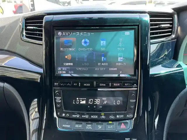 トヨタ アルファード 240S タイプゴールド 三重県 2012(平24)年 6.5万km ブラック 9インチナビ（アルパイン:Bluetooth/CD/DVD/AM/FM/SD）/フリップダウンモニター（アルパイン）/バックカメラ/ドライブレコーダー/ETC/パワースライドドア（運転席側/助手席側）/パワーバックドア/車名ロゴ入ゴールドスカッフプレート/リバース連動機能付ボディ同色電動オート格納ドアミラー/ウィンカーミラー/3列シート（7人乗り）/ハーフレザー/クルーズコントロール/HIDヘッドランプ/オートライト/フロントフォグランプ/ツヤ有ブラック木目調/革巻きコンビステアリングホイール/ツヤ有ブラック木木目調加飾付シャンパンゴールドインパネ/ツヤ有ブラック木目調加飾付き回転式センターコンソールボックス/足元照明（助手席/運転席）/シルバーエンブレム付スモークメッキ加飾無塗装フロントグリル/開口部台形無塗装横桟フロントエアロバンパー/スモークメッキリング付スポーツタイプフロントフォグランプ/サイドクラッディングパネル/リアスポイラー/リアエアロバンパー/スモークレンズ/LEDリアコンビネーションランプ/スモークメッキバックドアガーニッシュ/マフラーカッター/スペアキー
