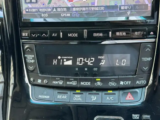 トヨタ アルファード 240S タイプゴールド 三重県 2012(平24)年 6.5万km ブラック 9インチナビ（アルパイン:Bluetooth/CD/DVD/AM/FM/SD）/フリップダウンモニター（アルパイン）/バックカメラ/ドライブレコーダー/ETC/パワースライドドア（運転席側/助手席側）/パワーバックドア/車名ロゴ入ゴールドスカッフプレート/リバース連動機能付ボディ同色電動オート格納ドアミラー/ウィンカーミラー/3列シート（7人乗り）/ハーフレザー/クルーズコントロール/HIDヘッドランプ/オートライト/フロントフォグランプ/ツヤ有ブラック木目調/革巻きコンビステアリングホイール/ツヤ有ブラック木木目調加飾付シャンパンゴールドインパネ/ツヤ有ブラック木目調加飾付き回転式センターコンソールボックス/足元照明（助手席/運転席）/シルバーエンブレム付スモークメッキ加飾無塗装フロントグリル/開口部台形無塗装横桟フロントエアロバンパー/スモークメッキリング付スポーツタイプフロントフォグランプ/サイドクラッディングパネル/リアスポイラー/リアエアロバンパー/スモークレンズ/LEDリアコンビネーションランプ/スモークメッキバックドアガーニッシュ/マフラーカッター/スペアキー