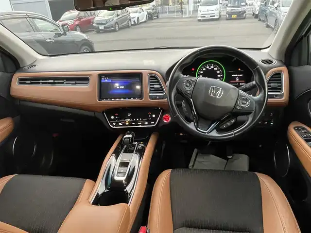 ホンダ ヴェゼル ハイブリッド Z ホンダセンシング 香川県 2018(平30)年 5.2万km プラチナホワイトパール 純正8インチメモリナビ/→フルセグ/CD/DVD/Bluetooth/HDMI/USB/バックカメラ/Honda SENSING/・CMBS(衝突被害軽減ブレーキ)/・ACC（アダプティブクルーズコントロール）/・LKAS（車線維持支援システム）/・路外逸脱抑制機能/・先行車発進お知らせ機能/・誤発進抑制機能/・歩行者事故低減ステアリング/・標識認識機能/・オートハイビーム/ハーフレザーシート/前席シートヒーター/LEDオートライト/純正革巻きステアリング/ステアリングスイッチ/パドルシフト/電子パーキングブレーキ/オートブレーキホールド/純正17インチアルミ/純正フロアマット/ビルトインETC/純正前方ドライブレコーダー/アイドリングストップ/プッシュスタート/キーレス/スタッドレスタイヤ積込