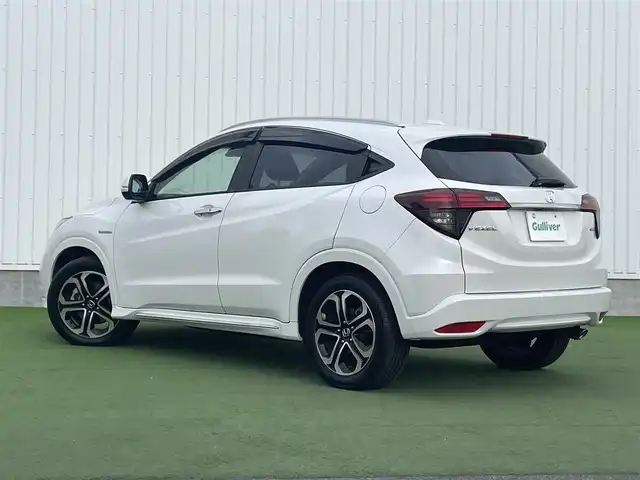 ホンダ ヴェゼル ハイブリッド Z ホンダセンシング 香川県 2018(平30)年 5.2万km プラチナホワイトパール 純正8インチメモリナビ/→フルセグ/CD/DVD/Bluetooth/HDMI/USB/バックカメラ/Honda SENSING/・CMBS(衝突被害軽減ブレーキ)/・ACC（アダプティブクルーズコントロール）/・LKAS（車線維持支援システム）/・路外逸脱抑制機能/・先行車発進お知らせ機能/・誤発進抑制機能/・歩行者事故低減ステアリング/・標識認識機能/・オートハイビーム/ハーフレザーシート/前席シートヒーター/LEDオートライト/純正革巻きステアリング/ステアリングスイッチ/パドルシフト/電子パーキングブレーキ/オートブレーキホールド/純正17インチアルミ/純正フロアマット/ビルトインETC/純正前方ドライブレコーダー/アイドリングストップ/プッシュスタート/キーレス/スタッドレスタイヤ積込