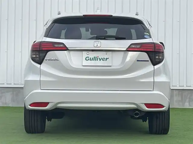 ホンダ ヴェゼル ハイブリッド Z ホンダセンシング 香川県 2018(平30)年 5.2万km プラチナホワイトパール 純正8インチメモリナビ/→フルセグ/CD/DVD/Bluetooth/HDMI/USB/バックカメラ/Honda SENSING/・CMBS(衝突被害軽減ブレーキ)/・ACC（アダプティブクルーズコントロール）/・LKAS（車線維持支援システム）/・路外逸脱抑制機能/・先行車発進お知らせ機能/・誤発進抑制機能/・歩行者事故低減ステアリング/・標識認識機能/・オートハイビーム/ハーフレザーシート/前席シートヒーター/LEDオートライト/純正革巻きステアリング/ステアリングスイッチ/パドルシフト/電子パーキングブレーキ/オートブレーキホールド/純正17インチアルミ/純正フロアマット/ビルトインETC/純正前方ドライブレコーダー/アイドリングストップ/プッシュスタート/キーレス/スタッドレスタイヤ積込