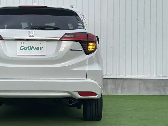 ホンダ ヴェゼル ハイブリッド Z ホンダセンシング 香川県 2018(平30)年 5.2万km プラチナホワイトパール 純正8インチメモリナビ/→フルセグ/CD/DVD/Bluetooth/HDMI/USB/バックカメラ/Honda SENSING/・CMBS(衝突被害軽減ブレーキ)/・ACC（アダプティブクルーズコントロール）/・LKAS（車線維持支援システム）/・路外逸脱抑制機能/・先行車発進お知らせ機能/・誤発進抑制機能/・歩行者事故低減ステアリング/・標識認識機能/・オートハイビーム/ハーフレザーシート/前席シートヒーター/LEDオートライト/純正革巻きステアリング/ステアリングスイッチ/パドルシフト/電子パーキングブレーキ/オートブレーキホールド/純正17インチアルミ/純正フロアマット/ビルトインETC/純正前方ドライブレコーダー/アイドリングストップ/プッシュスタート/キーレス/スタッドレスタイヤ積込