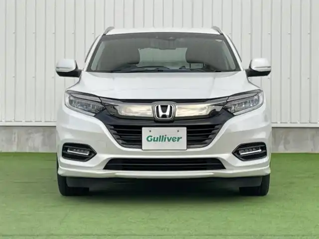 ホンダ ヴェゼル ハイブリッド Z ホンダセンシング 香川県 2018(平30)年 5.2万km プラチナホワイトパール 純正8インチメモリナビ/→フルセグ/CD/DVD/Bluetooth/HDMI/USB/バックカメラ/Honda SENSING/・CMBS(衝突被害軽減ブレーキ)/・ACC（アダプティブクルーズコントロール）/・LKAS（車線維持支援システム）/・路外逸脱抑制機能/・先行車発進お知らせ機能/・誤発進抑制機能/・歩行者事故低減ステアリング/・標識認識機能/・オートハイビーム/ハーフレザーシート/前席シートヒーター/LEDオートライト/純正革巻きステアリング/ステアリングスイッチ/パドルシフト/電子パーキングブレーキ/オートブレーキホールド/純正17インチアルミ/純正フロアマット/ビルトインETC/純正前方ドライブレコーダー/アイドリングストップ/プッシュスタート/キーレス/スタッドレスタイヤ積込