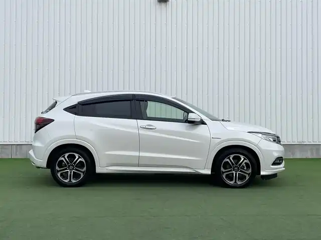 ホンダ ヴェゼル ハイブリッド Z ホンダセンシング 香川県 2018(平30)年 5.2万km プラチナホワイトパール 純正8インチメモリナビ/→フルセグ/CD/DVD/Bluetooth/HDMI/USB/バックカメラ/Honda SENSING/・CMBS(衝突被害軽減ブレーキ)/・ACC（アダプティブクルーズコントロール）/・LKAS（車線維持支援システム）/・路外逸脱抑制機能/・先行車発進お知らせ機能/・誤発進抑制機能/・歩行者事故低減ステアリング/・標識認識機能/・オートハイビーム/ハーフレザーシート/前席シートヒーター/LEDオートライト/純正革巻きステアリング/ステアリングスイッチ/パドルシフト/電子パーキングブレーキ/オートブレーキホールド/純正17インチアルミ/純正フロアマット/ビルトインETC/純正前方ドライブレコーダー/アイドリングストップ/プッシュスタート/キーレス/スタッドレスタイヤ積込