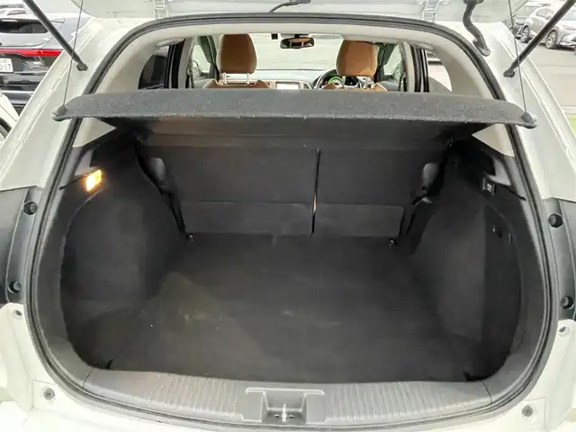 ホンダ ヴェゼル ハイブリッド Z ホンダセンシング 香川県 2018(平30)年 5.2万km プラチナホワイトパール 純正8インチメモリナビ/→フルセグ/CD/DVD/Bluetooth/HDMI/USB/バックカメラ/Honda SENSING/・CMBS(衝突被害軽減ブレーキ)/・ACC（アダプティブクルーズコントロール）/・LKAS（車線維持支援システム）/・路外逸脱抑制機能/・先行車発進お知らせ機能/・誤発進抑制機能/・歩行者事故低減ステアリング/・標識認識機能/・オートハイビーム/ハーフレザーシート/前席シートヒーター/LEDオートライト/純正革巻きステアリング/ステアリングスイッチ/パドルシフト/電子パーキングブレーキ/オートブレーキホールド/純正17インチアルミ/純正フロアマット/ビルトインETC/純正前方ドライブレコーダー/アイドリングストップ/プッシュスタート/キーレス/スタッドレスタイヤ積込