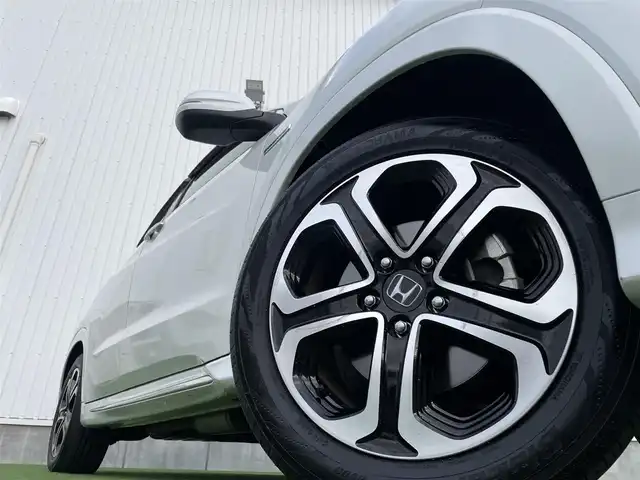 ホンダ ヴェゼル ハイブリッド Z ホンダセンシング 香川県 2018(平30)年 5.2万km プラチナホワイトパール 純正8インチメモリナビ/→フルセグ/CD/DVD/Bluetooth/HDMI/USB/バックカメラ/Honda SENSING/・CMBS(衝突被害軽減ブレーキ)/・ACC（アダプティブクルーズコントロール）/・LKAS（車線維持支援システム）/・路外逸脱抑制機能/・先行車発進お知らせ機能/・誤発進抑制機能/・歩行者事故低減ステアリング/・標識認識機能/・オートハイビーム/ハーフレザーシート/前席シートヒーター/LEDオートライト/純正革巻きステアリング/ステアリングスイッチ/パドルシフト/電子パーキングブレーキ/オートブレーキホールド/純正17インチアルミ/純正フロアマット/ビルトインETC/純正前方ドライブレコーダー/アイドリングストップ/プッシュスタート/キーレス/スタッドレスタイヤ積込