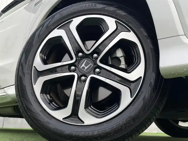 ホンダ ヴェゼル ハイブリッド Z ホンダセンシング 香川県 2018(平30)年 5.2万km プラチナホワイトパール 純正8インチメモリナビ/→フルセグ/CD/DVD/Bluetooth/HDMI/USB/バックカメラ/Honda SENSING/・CMBS(衝突被害軽減ブレーキ)/・ACC（アダプティブクルーズコントロール）/・LKAS（車線維持支援システム）/・路外逸脱抑制機能/・先行車発進お知らせ機能/・誤発進抑制機能/・歩行者事故低減ステアリング/・標識認識機能/・オートハイビーム/ハーフレザーシート/前席シートヒーター/LEDオートライト/純正革巻きステアリング/ステアリングスイッチ/パドルシフト/電子パーキングブレーキ/オートブレーキホールド/純正17インチアルミ/純正フロアマット/ビルトインETC/純正前方ドライブレコーダー/アイドリングストップ/プッシュスタート/キーレス/スタッドレスタイヤ積込