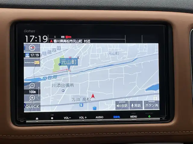 ホンダ ヴェゼル ハイブリッド Z ホンダセンシング 香川県 2018(平30)年 5.2万km プラチナホワイトパール 純正8インチメモリナビ/→フルセグ/CD/DVD/Bluetooth/HDMI/USB/バックカメラ/Honda SENSING/・CMBS(衝突被害軽減ブレーキ)/・ACC（アダプティブクルーズコントロール）/・LKAS（車線維持支援システム）/・路外逸脱抑制機能/・先行車発進お知らせ機能/・誤発進抑制機能/・歩行者事故低減ステアリング/・標識認識機能/・オートハイビーム/ハーフレザーシート/前席シートヒーター/LEDオートライト/純正革巻きステアリング/ステアリングスイッチ/パドルシフト/電子パーキングブレーキ/オートブレーキホールド/純正17インチアルミ/純正フロアマット/ビルトインETC/純正前方ドライブレコーダー/アイドリングストップ/プッシュスタート/キーレス/スタッドレスタイヤ積込
