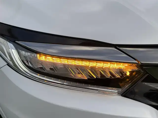 ホンダ ヴェゼル ハイブリッド Z ホンダセンシング 香川県 2018(平30)年 5.2万km プラチナホワイトパール 純正8インチメモリナビ/→フルセグ/CD/DVD/Bluetooth/HDMI/USB/バックカメラ/Honda SENSING/・CMBS(衝突被害軽減ブレーキ)/・ACC（アダプティブクルーズコントロール）/・LKAS（車線維持支援システム）/・路外逸脱抑制機能/・先行車発進お知らせ機能/・誤発進抑制機能/・歩行者事故低減ステアリング/・標識認識機能/・オートハイビーム/ハーフレザーシート/前席シートヒーター/LEDオートライト/純正革巻きステアリング/ステアリングスイッチ/パドルシフト/電子パーキングブレーキ/オートブレーキホールド/純正17インチアルミ/純正フロアマット/ビルトインETC/純正前方ドライブレコーダー/アイドリングストップ/プッシュスタート/キーレス/スタッドレスタイヤ積込