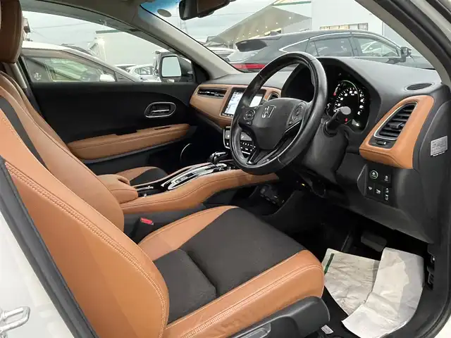 ホンダ ヴェゼル ハイブリッド Z ホンダセンシング 香川県 2018(平30)年 5.2万km プラチナホワイトパール 純正8インチメモリナビ/→フルセグ/CD/DVD/Bluetooth/HDMI/USB/バックカメラ/Honda SENSING/・CMBS(衝突被害軽減ブレーキ)/・ACC（アダプティブクルーズコントロール）/・LKAS（車線維持支援システム）/・路外逸脱抑制機能/・先行車発進お知らせ機能/・誤発進抑制機能/・歩行者事故低減ステアリング/・標識認識機能/・オートハイビーム/ハーフレザーシート/前席シートヒーター/LEDオートライト/純正革巻きステアリング/ステアリングスイッチ/パドルシフト/電子パーキングブレーキ/オートブレーキホールド/純正17インチアルミ/純正フロアマット/ビルトインETC/純正前方ドライブレコーダー/アイドリングストップ/プッシュスタート/キーレス/スタッドレスタイヤ積込