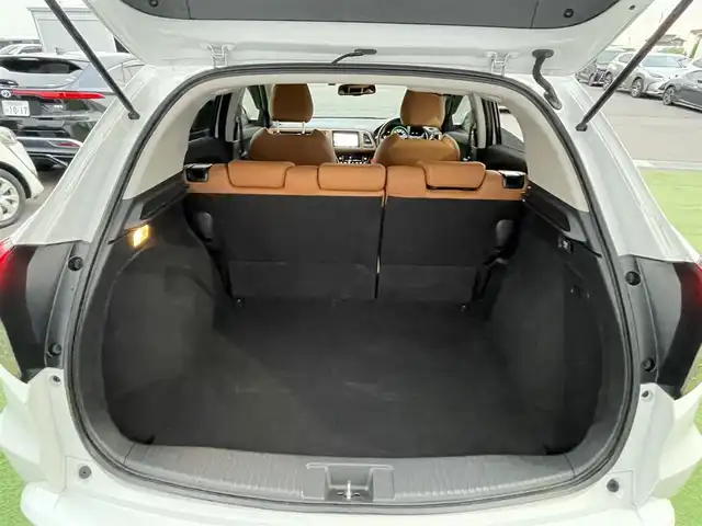 ホンダ ヴェゼル ハイブリッド Z ホンダセンシング 香川県 2018(平30)年 5.2万km プラチナホワイトパール 純正8インチメモリナビ/→フルセグ/CD/DVD/Bluetooth/HDMI/USB/バックカメラ/Honda SENSING/・CMBS(衝突被害軽減ブレーキ)/・ACC（アダプティブクルーズコントロール）/・LKAS（車線維持支援システム）/・路外逸脱抑制機能/・先行車発進お知らせ機能/・誤発進抑制機能/・歩行者事故低減ステアリング/・標識認識機能/・オートハイビーム/ハーフレザーシート/前席シートヒーター/LEDオートライト/純正革巻きステアリング/ステアリングスイッチ/パドルシフト/電子パーキングブレーキ/オートブレーキホールド/純正17インチアルミ/純正フロアマット/ビルトインETC/純正前方ドライブレコーダー/アイドリングストップ/プッシュスタート/キーレス/スタッドレスタイヤ積込