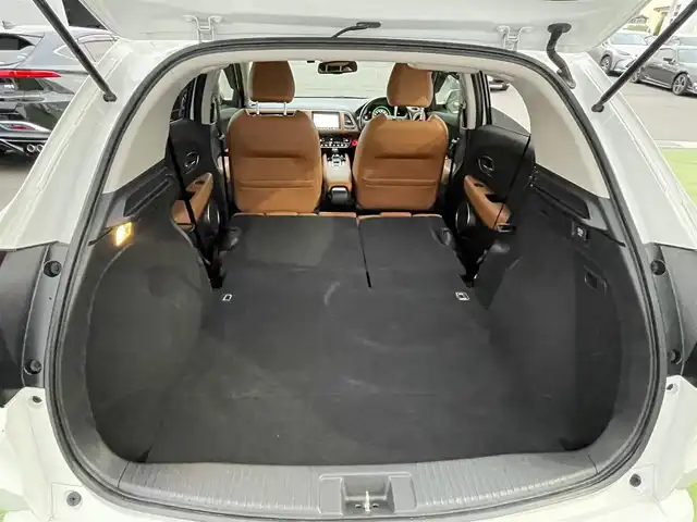 ホンダ ヴェゼル ハイブリッド Z ホンダセンシング 香川県 2018(平30)年 5.2万km プラチナホワイトパール 純正8インチメモリナビ/→フルセグ/CD/DVD/Bluetooth/HDMI/USB/バックカメラ/Honda SENSING/・CMBS(衝突被害軽減ブレーキ)/・ACC（アダプティブクルーズコントロール）/・LKAS（車線維持支援システム）/・路外逸脱抑制機能/・先行車発進お知らせ機能/・誤発進抑制機能/・歩行者事故低減ステアリング/・標識認識機能/・オートハイビーム/ハーフレザーシート/前席シートヒーター/LEDオートライト/純正革巻きステアリング/ステアリングスイッチ/パドルシフト/電子パーキングブレーキ/オートブレーキホールド/純正17インチアルミ/純正フロアマット/ビルトインETC/純正前方ドライブレコーダー/アイドリングストップ/プッシュスタート/キーレス/スタッドレスタイヤ積込