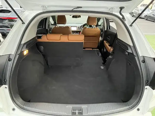 ホンダ ヴェゼル ハイブリッド Z ホンダセンシング 香川県 2018(平30)年 5.2万km プラチナホワイトパール 純正8インチメモリナビ/→フルセグ/CD/DVD/Bluetooth/HDMI/USB/バックカメラ/Honda SENSING/・CMBS(衝突被害軽減ブレーキ)/・ACC（アダプティブクルーズコントロール）/・LKAS（車線維持支援システム）/・路外逸脱抑制機能/・先行車発進お知らせ機能/・誤発進抑制機能/・歩行者事故低減ステアリング/・標識認識機能/・オートハイビーム/ハーフレザーシート/前席シートヒーター/LEDオートライト/純正革巻きステアリング/ステアリングスイッチ/パドルシフト/電子パーキングブレーキ/オートブレーキホールド/純正17インチアルミ/純正フロアマット/ビルトインETC/純正前方ドライブレコーダー/アイドリングストップ/プッシュスタート/キーレス/スタッドレスタイヤ積込