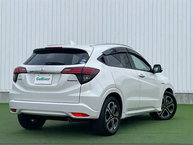 ホンダ ヴェゼル ハイブリッド Z ホンダセンシング 香川県 2018(平30)年 5.2万km プラチナホワイトパール 純正8インチメモリナビ/→フルセグ/CD/DVD/Bluetooth/HDMI/USB/バックカメラ/Honda SENSING/・CMBS(衝突被害軽減ブレーキ)/・ACC（アダプティブクルーズコントロール）/・LKAS（車線維持支援システム）/・路外逸脱抑制機能/・先行車発進お知らせ機能/・誤発進抑制機能/・歩行者事故低減ステアリング/・標識認識機能/・オートハイビーム/ハーフレザーシート/前席シートヒーター/LEDオートライト/純正革巻きステアリング/ステアリングスイッチ/パドルシフト/電子パーキングブレーキ/オートブレーキホールド/純正17インチアルミ/純正フロアマット/ビルトインETC/純正前方ドライブレコーダー/アイドリングストップ/プッシュスタート/キーレス/スタッドレスタイヤ積込