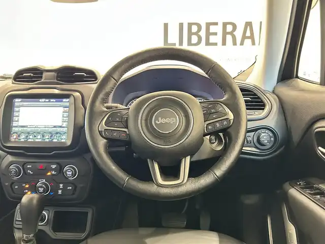 クライスラー・ジープ ジープ レネゲード リミテッド 福岡県 2022(令4)年 2.9万km 黒 黒革　/ＡＣＣ／ＢＳＭ　/純正ナビ／ＴＶ　/Ｂｌｕｅｔｏｏｔｈ　/Ｂカメラ　/前席パワーシート　/シートヒーター　/ステアリングヒーテッド　/オートライト　/スマートキー　/ＥＴＣ　/純正１７インチＡＷ
