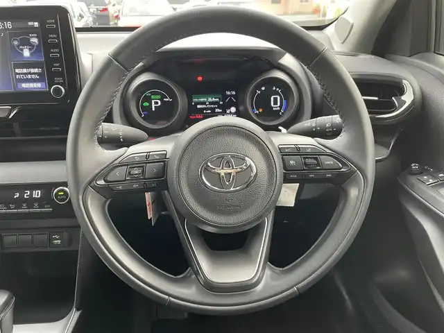 トヨタ ヤリスクロス ハイブリッド G 福岡県 2020(令2)年 6.3万km ブラックマイカ/ホワイトパールクリスタルシャイン 2トーン 純正ナビ（BT/AM/FM)/Bカメラ/レーダークルーズコントロール/LEDヘッドライト/オートライト/オートマチックハイビーム/純正16インチAW/ローダウン/USB入力端子/クリアランスソナー/PKSB/BrakeHold/横滑り防止装置/コーナーセンサー/レーンキープアシスト/盗難防止装置/衝突被害軽減システム/スマートキー/ETC