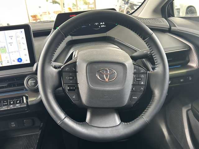 トヨタ プリウス Z 京都府 2023(令5)年 1万km アティチュードブラックマイカ 純正12.3インチディスプレイナビ/フルセグテレビ/アラウンドビューモニター/Miracast/ワイヤレス充電/Bluetooth/デジタルインナーミラー/メモリーパワーシート/シートヒーター＆ベンチレーション/ステアリングヒーター/トヨタセーフティーセンス/アドバンスドパーク/ブラインドスポットモニター/クリアランスソナー/プリクラシュセーフティー/リヤクロストラフィックアラート/ロードサインアシスト/レーダークルーズコントロール/プロアクティブドライビングアシスト/ワンオーナー/禁煙車/ビルトインETC2.0/ウィンカーミラー/電動格納ミラー