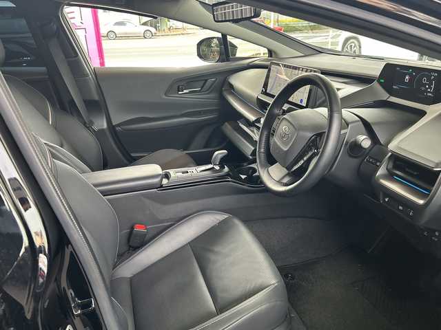 トヨタ プリウス Z 京都府 2023(令5)年 1万km アティチュードブラックマイカ 純正12.3インチディスプレイナビ/フルセグテレビ/アラウンドビューモニター/Miracast/ワイヤレス充電/Bluetooth/デジタルインナーミラー/メモリーパワーシート/シートヒーター＆ベンチレーション/ステアリングヒーター/トヨタセーフティーセンス/アドバンスドパーク/ブラインドスポットモニター/クリアランスソナー/プリクラシュセーフティー/リヤクロストラフィックアラート/ロードサインアシスト/レーダークルーズコントロール/プロアクティブドライビングアシスト/ワンオーナー/禁煙車/ビルトインETC2.0/ウィンカーミラー/電動格納ミラー