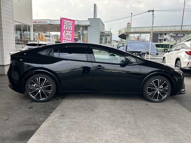 トヨタ プリウス Z 京都府 2023(令5)年 1万km アティチュードブラックマイカ 純正12.3インチディスプレイナビ/フルセグテレビ/アラウンドビューモニター/Miracast/ワイヤレス充電/Bluetooth/デジタルインナーミラー/メモリーパワーシート/シートヒーター＆ベンチレーション/ステアリングヒーター/トヨタセーフティーセンス/アドバンスドパーク/ブラインドスポットモニター/クリアランスソナー/プリクラシュセーフティー/リヤクロストラフィックアラート/ロードサインアシスト/レーダークルーズコントロール/プロアクティブドライビングアシスト/ワンオーナー/禁煙車/ビルトインETC2.0/ウィンカーミラー/電動格納ミラー